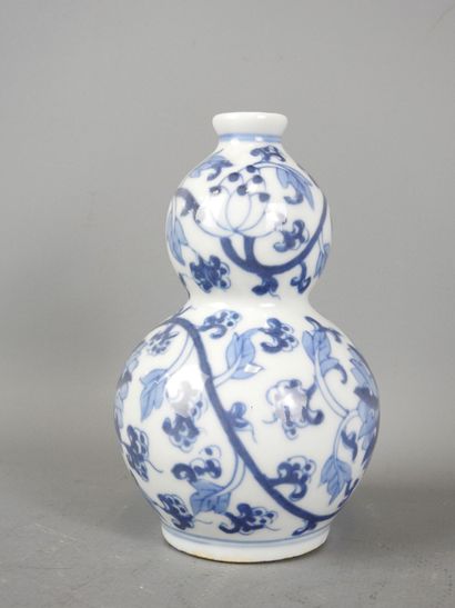 CHINE : Vase de forme double gourde en porcelaine...