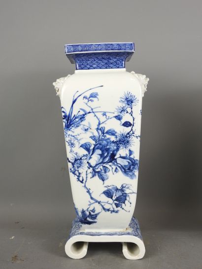 CHINE : Vase balustre en porcelaine céladon...