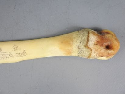 ART INUIT : long couteau en os de renne à...