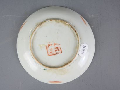 CHINE : Trois coupelles circulaires en porcelaine...