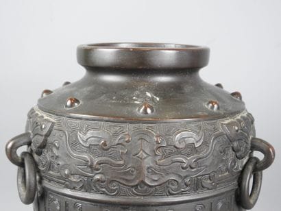 VIETNAM : Vase balustre en bronze à patine...