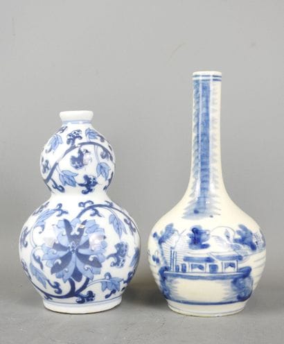 CHINE : Vase de forme double gourde en porcelaine...