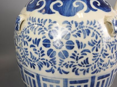 CHINE : Large verseuse en porcelaine à décor...