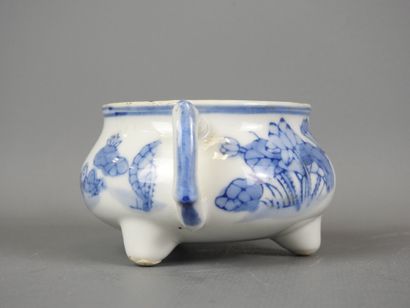 JAPON : Brûle parfum tripode en porcelaine...