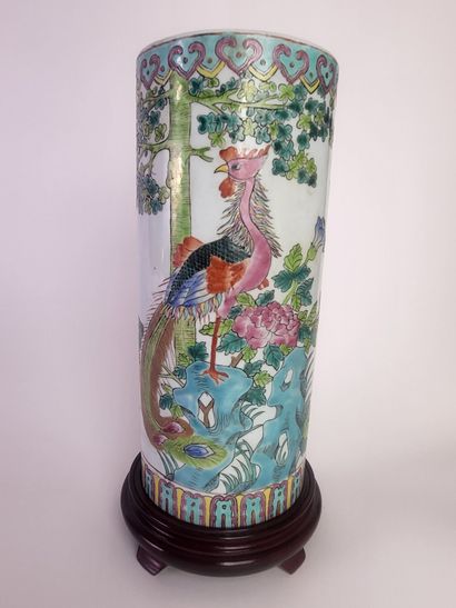CHINA, 20th century.
Polychrome porcelain...