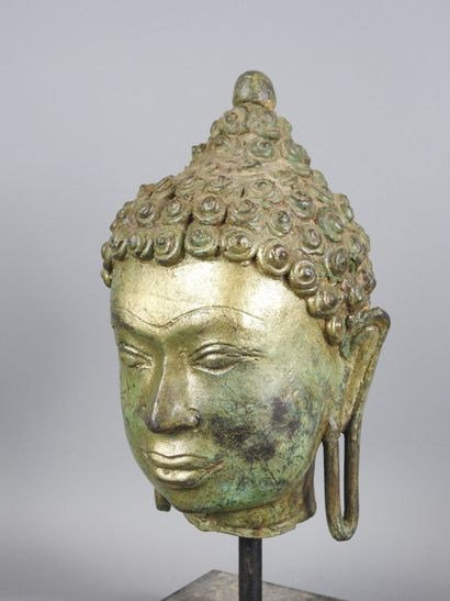 THAILANDE : Tête de bouddha en bronze à patine...