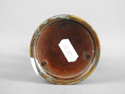JAPON : Vase tripode en bronze. H. 20 cm...