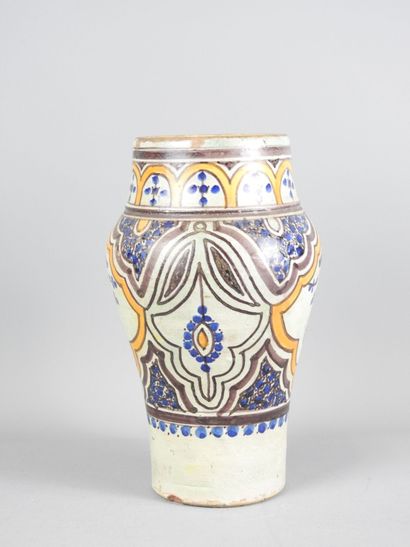 MAROC - Fès : Vase en faïence à décor polychrome....