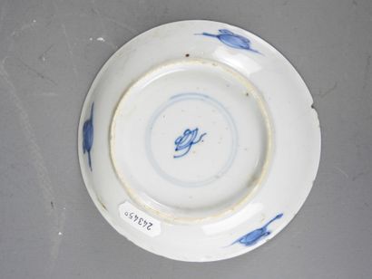 CHINE : Deux petites assiettes et une coupelle...