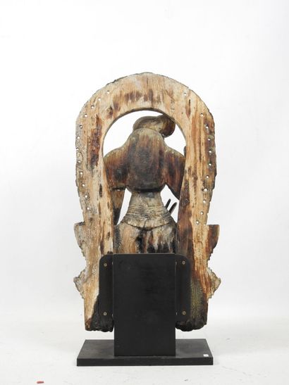 INDE : Bas relief en bois sculpté d'une divinité....