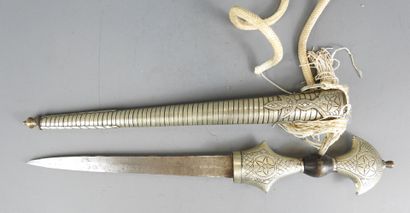 Five oriental daggers. L. largest: 61 cm...