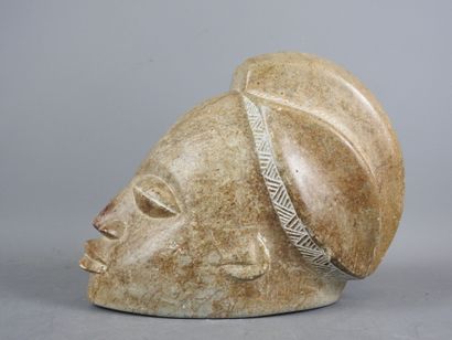 GABON, Ngounié region.
Imposing head in steatite...