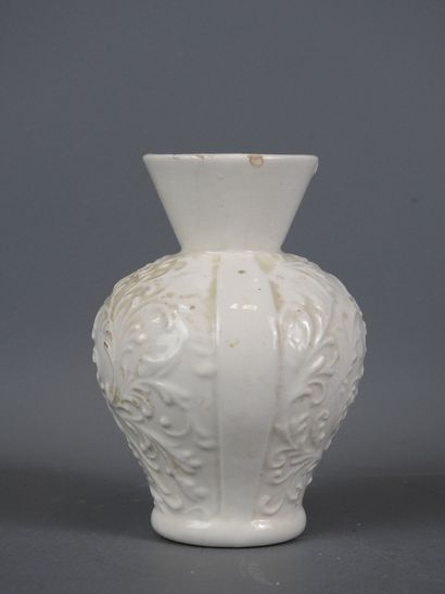 CHINE : Vase en porcelaine émaillée blanche...