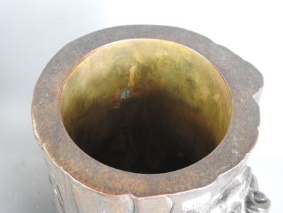 CHINE : Vase en bronze à patine brune à décor...