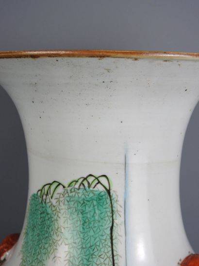 CHINE : Vase balustre en porcelaine à décor...