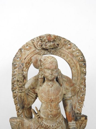 INDE : Bas relief en bois sculpté d'une divinité....