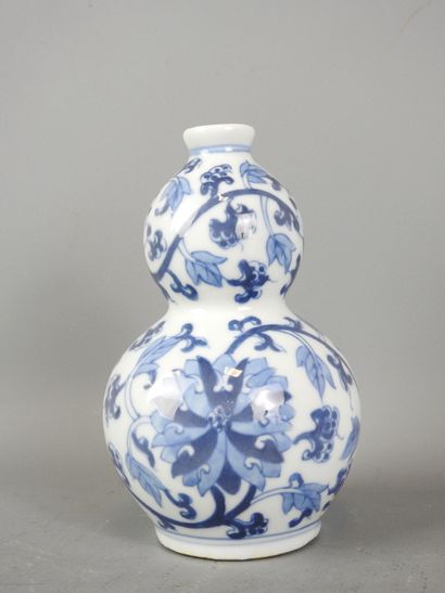 CHINE : Vase de forme double gourde en porcelaine...