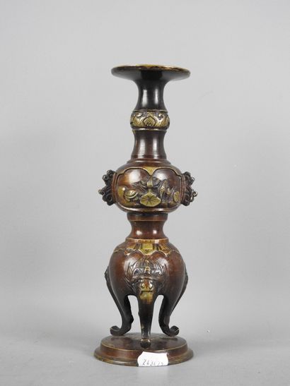 JAPON : Vase tripode en bronze. H. 20 cm...