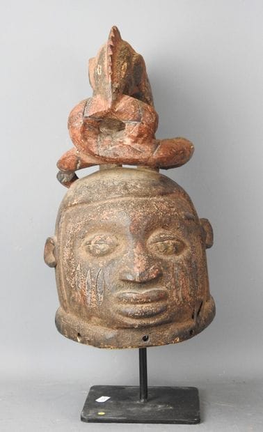 NIGERIA - Yoruba : Wooden and pigmented helmet...