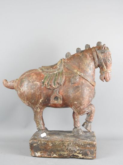CHINE : Cheval en bois, traces de polychromie,...