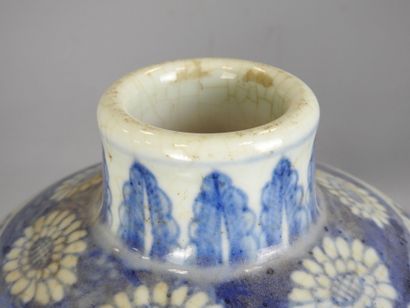 CHINE : Vase en porcelaine à décor blanc...
