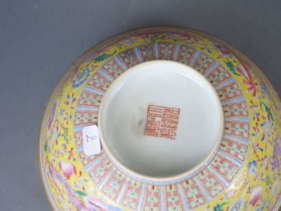CHINA: Porcelain bowl with polychrome enamel...