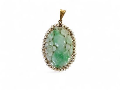 CHINA, 20th century.
Oval pendant centered...