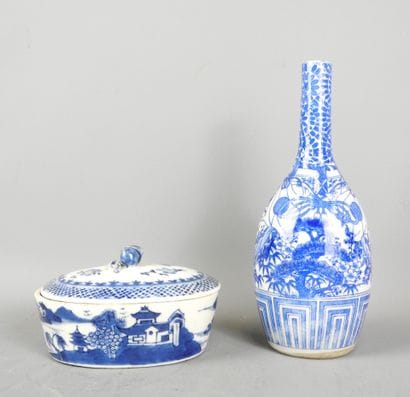 JAPON : Vase au col long étroit, porcelaine...