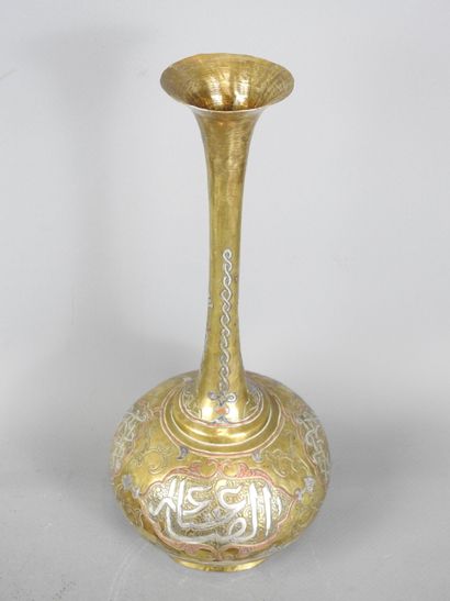 ORIENT : Théière en métal argenté portant...