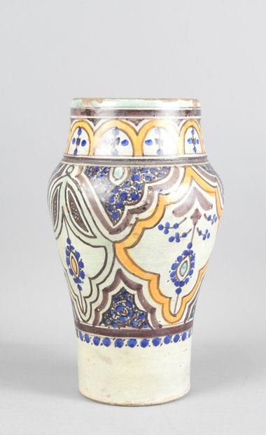 MAROC - Fès : Vase en faïence à décor polychrome....