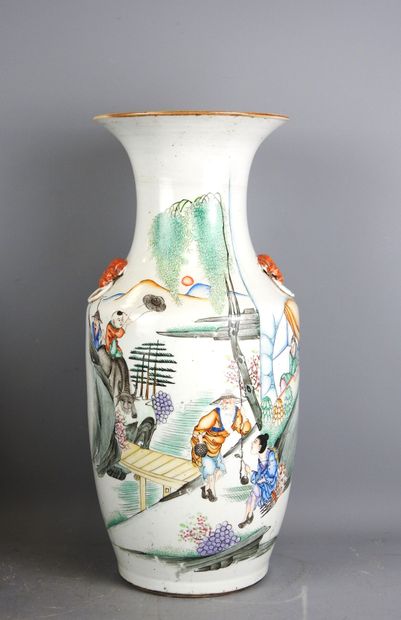 CHINE : Vase balustre en porcelaine à décor...
