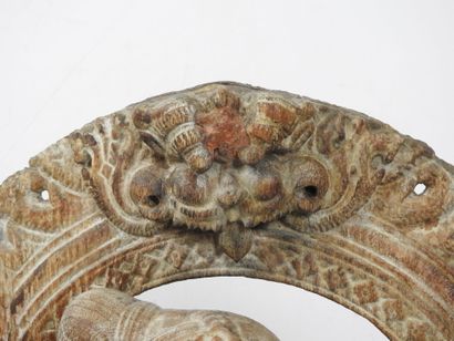 INDE : Bas relief en bois sculpté d'une divinité....
