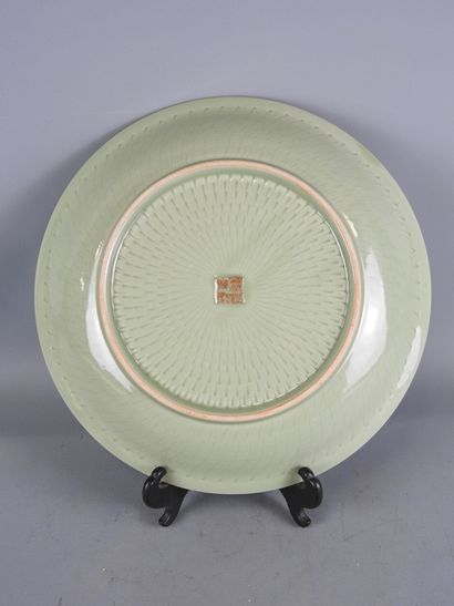 CHINE : Plat en porcelaine céladon. XXè....
