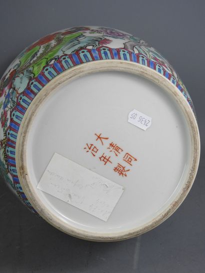 CHINE : Vase balustre en porcelaine à décor...