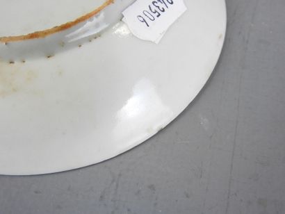 CHINE : Trois coupelles circulaires en porcelaine...