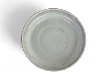 CHINA, 19th century.
Flared circular dish...