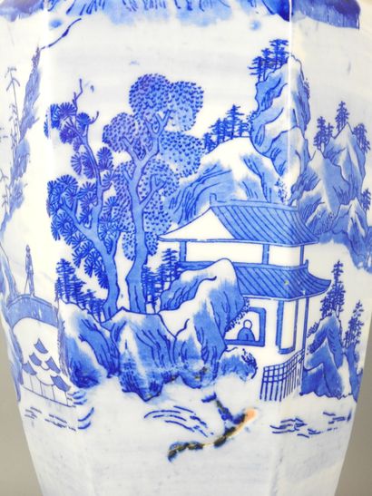 CHINE : Vase en porcelaine blanc bleu de...