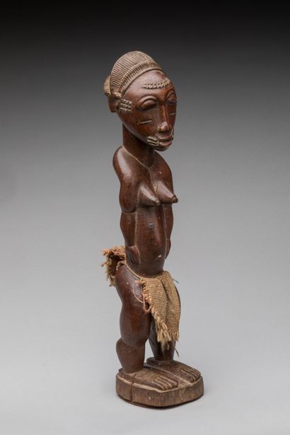 Statuette féminine debout, BAOULE, Côte d'Ivoire.
Bois...