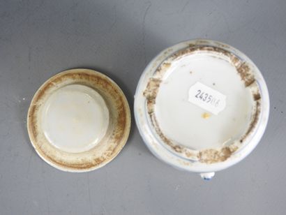CHINE : Deux théières et un pot cylindrique...