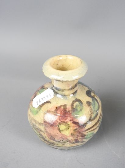 PERSE : Une assiette et un petit vase balustre....