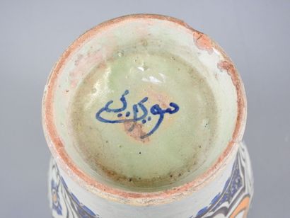 MAROC - Fès : Vase en faïence à décor polychrome....