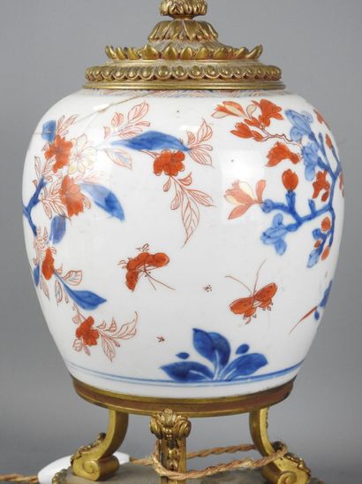 JAPON : Lampe en porcelaine à décor Imari,...