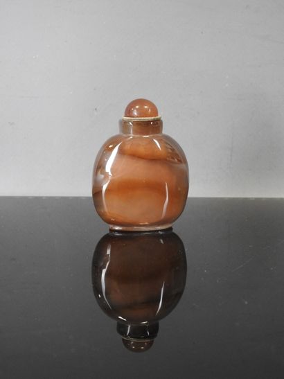 CHINA - Circa 1900
Snuff bottle in veined...