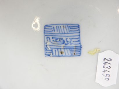 CHINE : Deux petites assiettes et une coupelle...