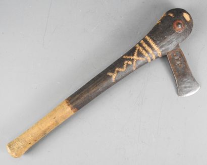 AFRIQUE. Ancienne hache au manche en bois...