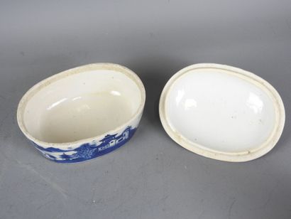 JAPON : Vase au col long étroit, porcelaine...