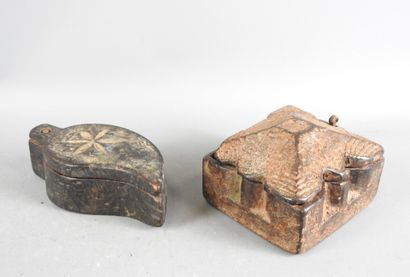 INDE.
Bois, patine d'usage, résidu de poudre...
