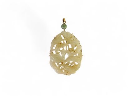 CHINA, 20th century.
Oval pendant centered...