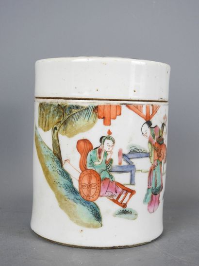 CHINA - Canton: Porcelain cylindrical covered...