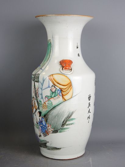 CHINE : Vase balustre en porcelaine à décor...